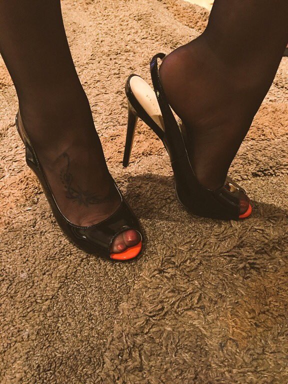 CarmensFeetFans's tweet photo. @lady_nylons @randommoronflms ... As requested #MoreMules ... Enjoy! 😉 https://t.co/MW1AqLRd6y