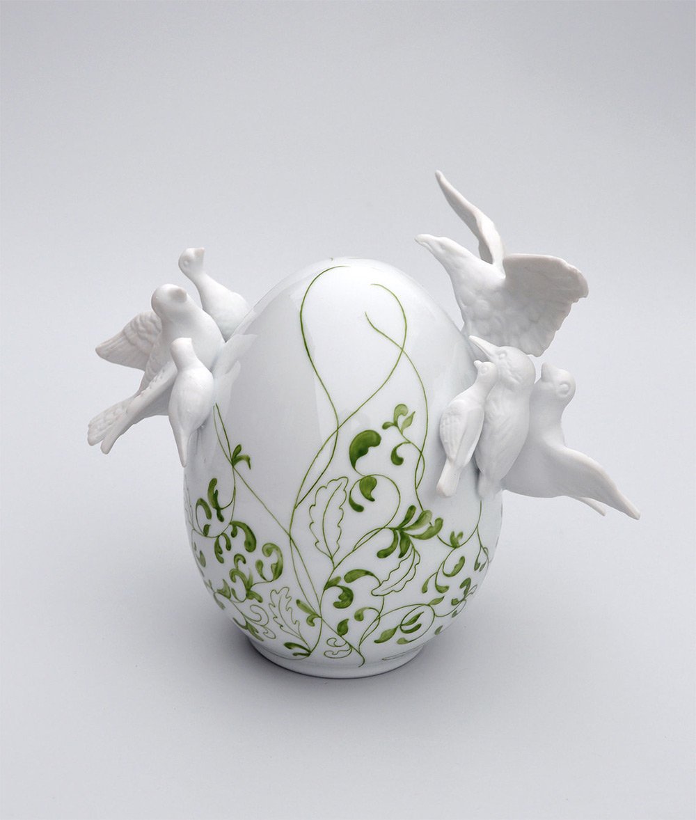 thisiscolossal's tweet image. Porcelain Eggs Decorated in Elements of Flora and Fauna by Juliette Clovis thisiscolossal.com/2017/04/porcel…