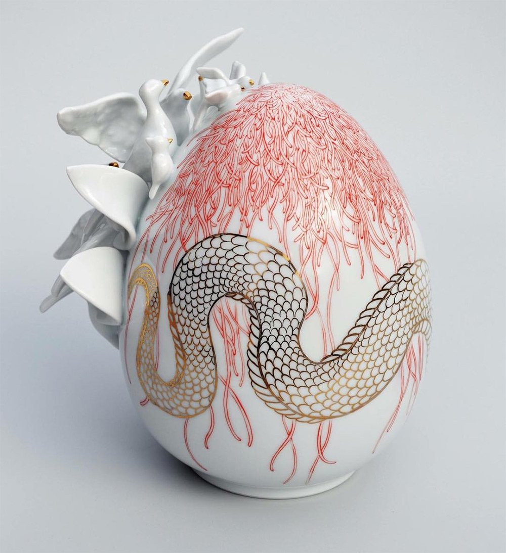 thisiscolossal's tweet image. Porcelain Eggs Decorated in Elements of Flora and Fauna by Juliette Clovis thisiscolossal.com/2017/04/porcel…