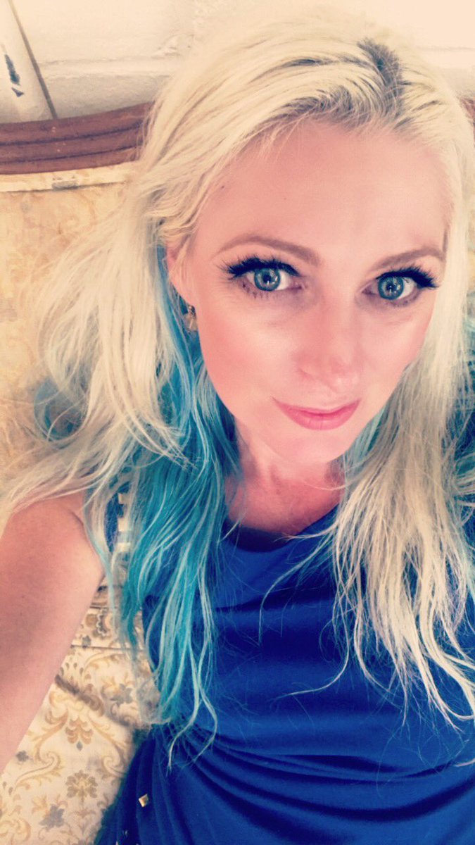 CherylLipstreu's tweet photo. I'm sorta really digging this #bluehair #blueeyes #bluephase of mine. #blueart to come... https://t.co/vedu9DHQM6