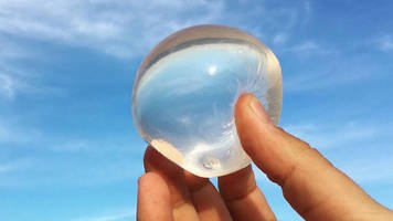 MakeBelieveINT's tweet photo. Get ready to eat water bubbles! A mighty feat in the fight against plastic HT @mymodernmet #StoriesWeLove https://t.co/xfvijadNWJ https://t.co/JV5wW5ELKc