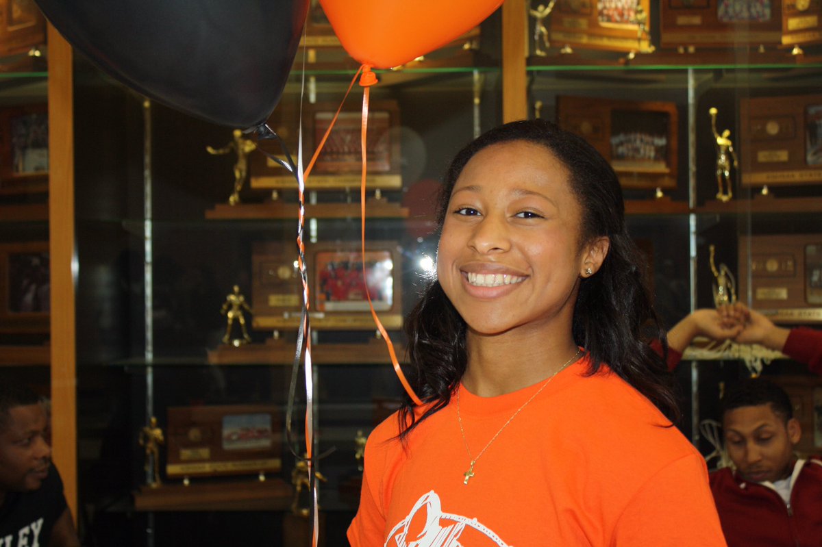 Tenacious_Tlowe's tweet photo. It's official y'all! Thanks for all the support ✊🏽 #newgame #cowleycommit https://t.co/PZVdifULcl