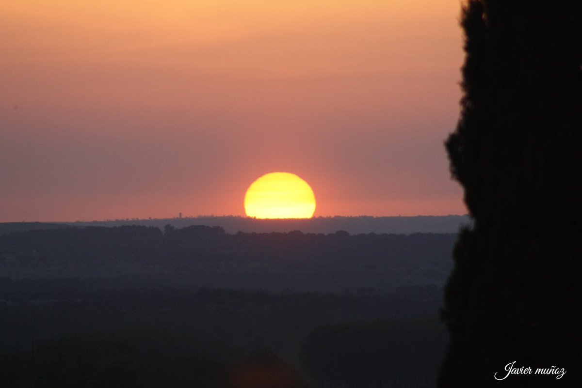 javiermunoz67's tweet photo. Así pude ver el crepúsculo vespertino hoy en secuencias desde el parador de ciudad rodrigo. #Primavera #jsanto 🤔🤔 https://t.co/jOfm7DkvAz