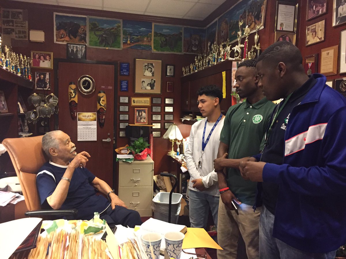 Austin2018Class's tweet photo. @AustinMustangs  @AHS_Maritime seniors getting advice from the legendary Dr. Freeman @TexasSouthern @HoustonISD earlier today https://t.co/6DQ35sdOba