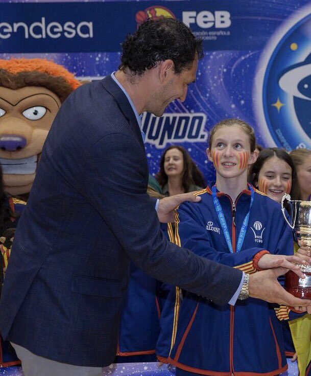 David_Conesa's tweet photo. Ganar 1 campeonato te hace sonreir, jugar a #baloncesto te hace feliz #PlanetaMini17 @croniquesminib @Full_Basket_ @Basketfem_SA @Basketfem https://t.co/u4BfdMzKKi
