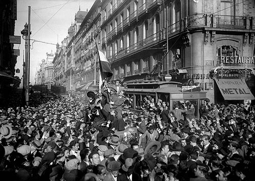 Unsereno's tweet photo. El 14 de abril de 1931 se proclama la Segunda República Española. Este era el aspecto de la Puerta del Sol aquel día #TalDíaComoHoy https://t.co/0SGGsYMfrc