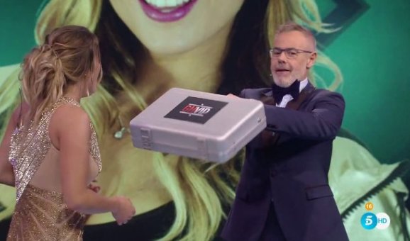 FormulaTV's tweet photo. 'El maletín... ¡ME LO LLEVO!' #Final2GHVIP5 https://t.co/vWCyLc9pHd https://t.co/28jD5dRlcV