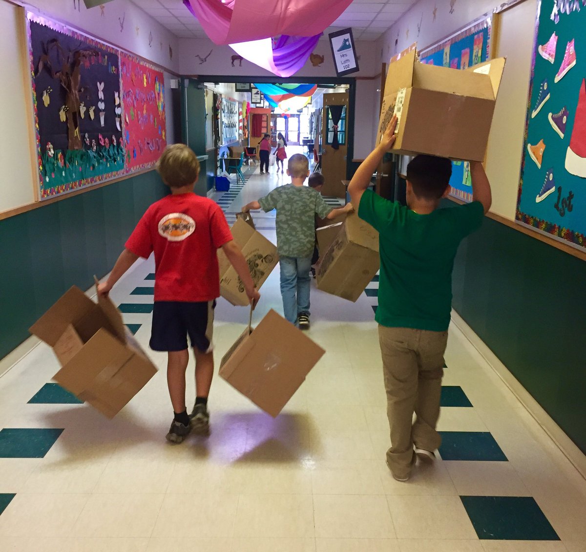 wendydfbg's tweet photo. We have great 1st grade helpers at FES!!  #FESfamily #HelperBees #MrsMetzgerIsHappy https://t.co/Q2H6mASSWO