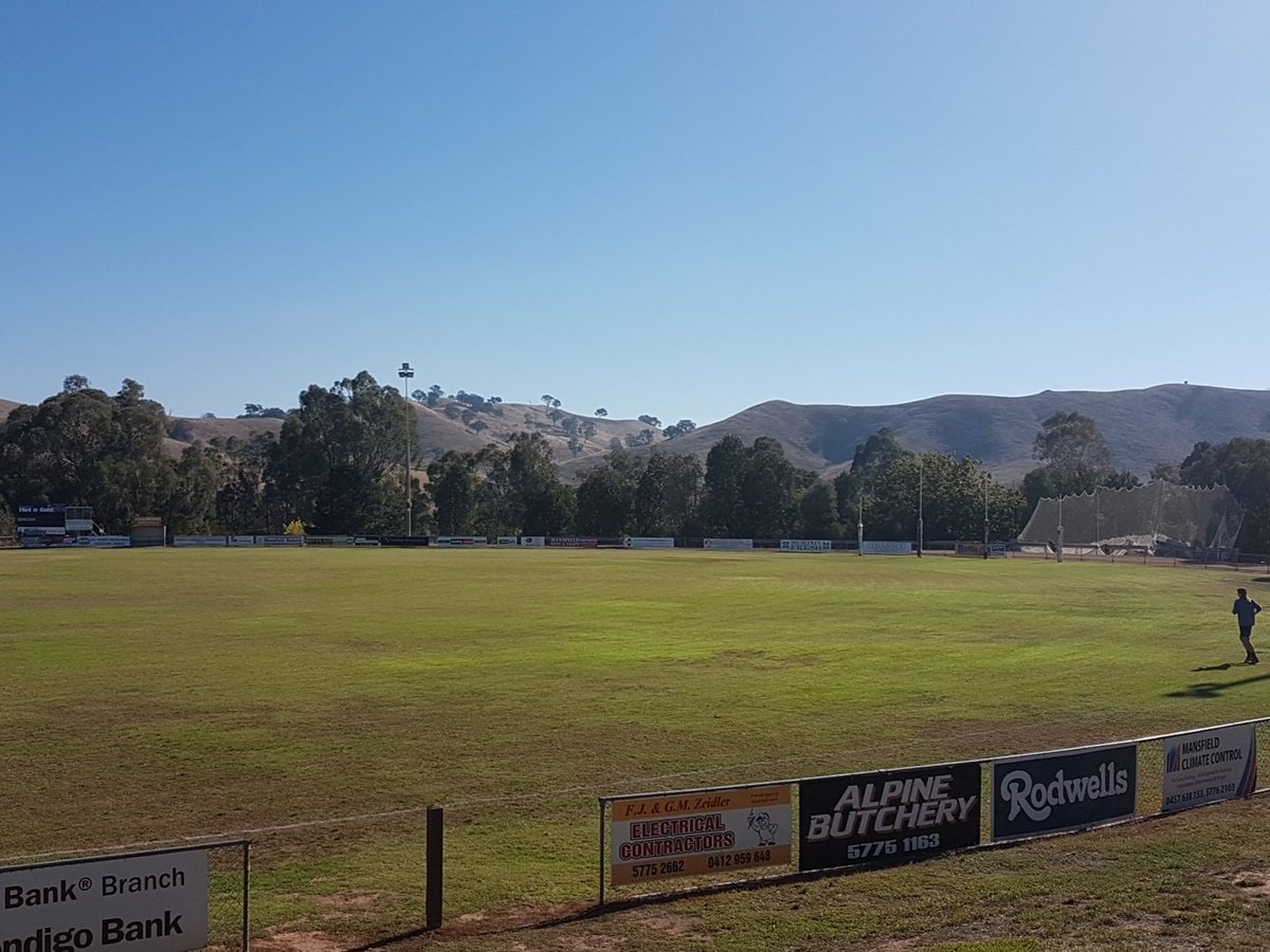 DoonFNC's tweet photo. BDFNC putting on a cracker for the first home game of 2017 v @BABFNC #goodfridayfooty #godoon #sunsoutgunsout https://t.co/H6jGUjfOjG