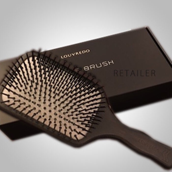 G Saki Louvredo パドルブラシ ヘアブラシ ブラシングするだけで髪はサラサラ 頭皮をマッサージすれば血行を促進して 薄毛予防効果や リフトアップ効果もあります 髪だけでなく気になるところにポンポンとたたくだけで バストアップやヒップアップの