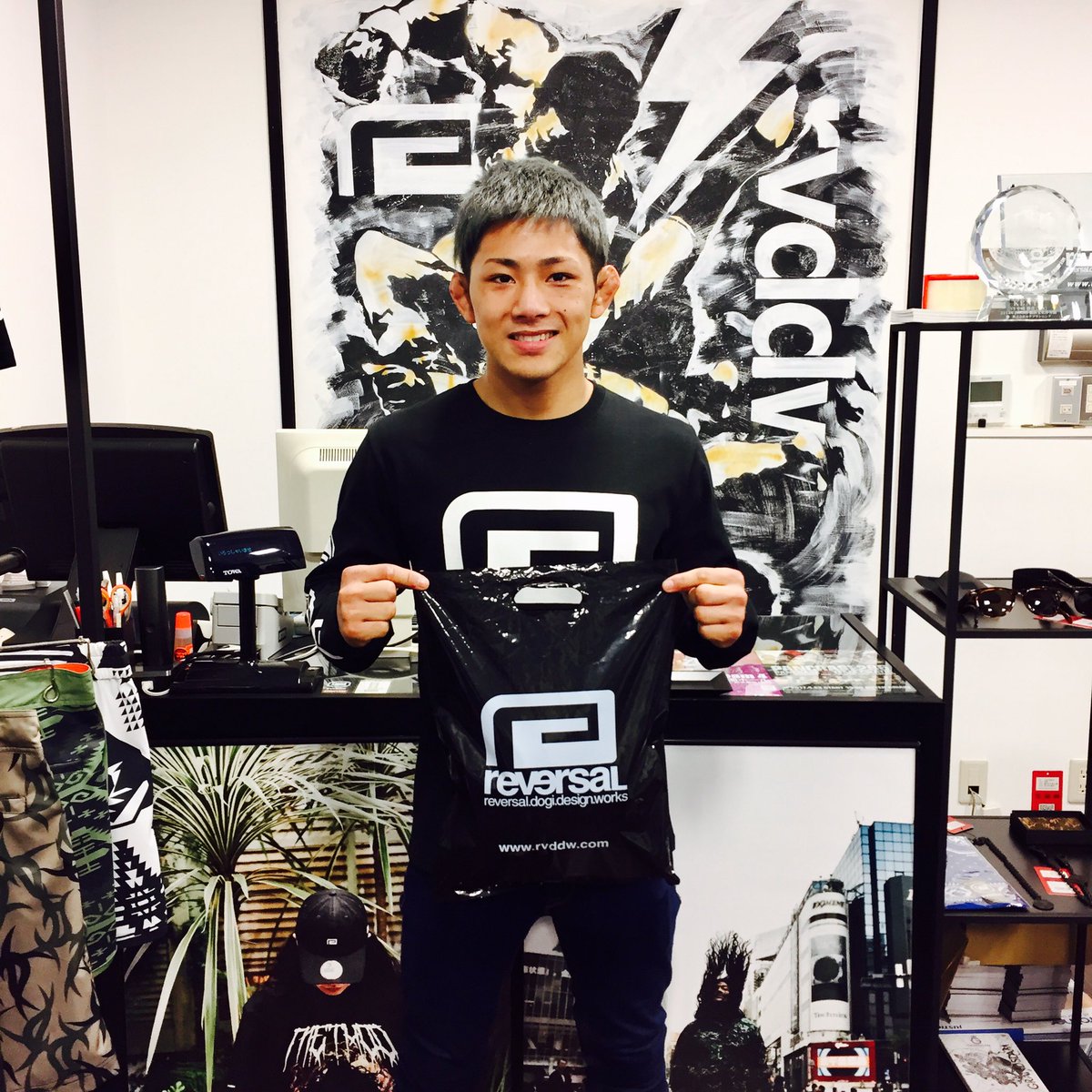 Reversal Harajuku A Twitter リバーサル原宿にリバーサルファイター 伊藤盛一郎選手 リバーサル ジム横浜グランドスラム がご来店 伊藤選手は4 16のrizinに出場 当日はリバーサルとのコラボteeも発売予定です Rvddw Rizinff T Co 4ijuwtrjsd T