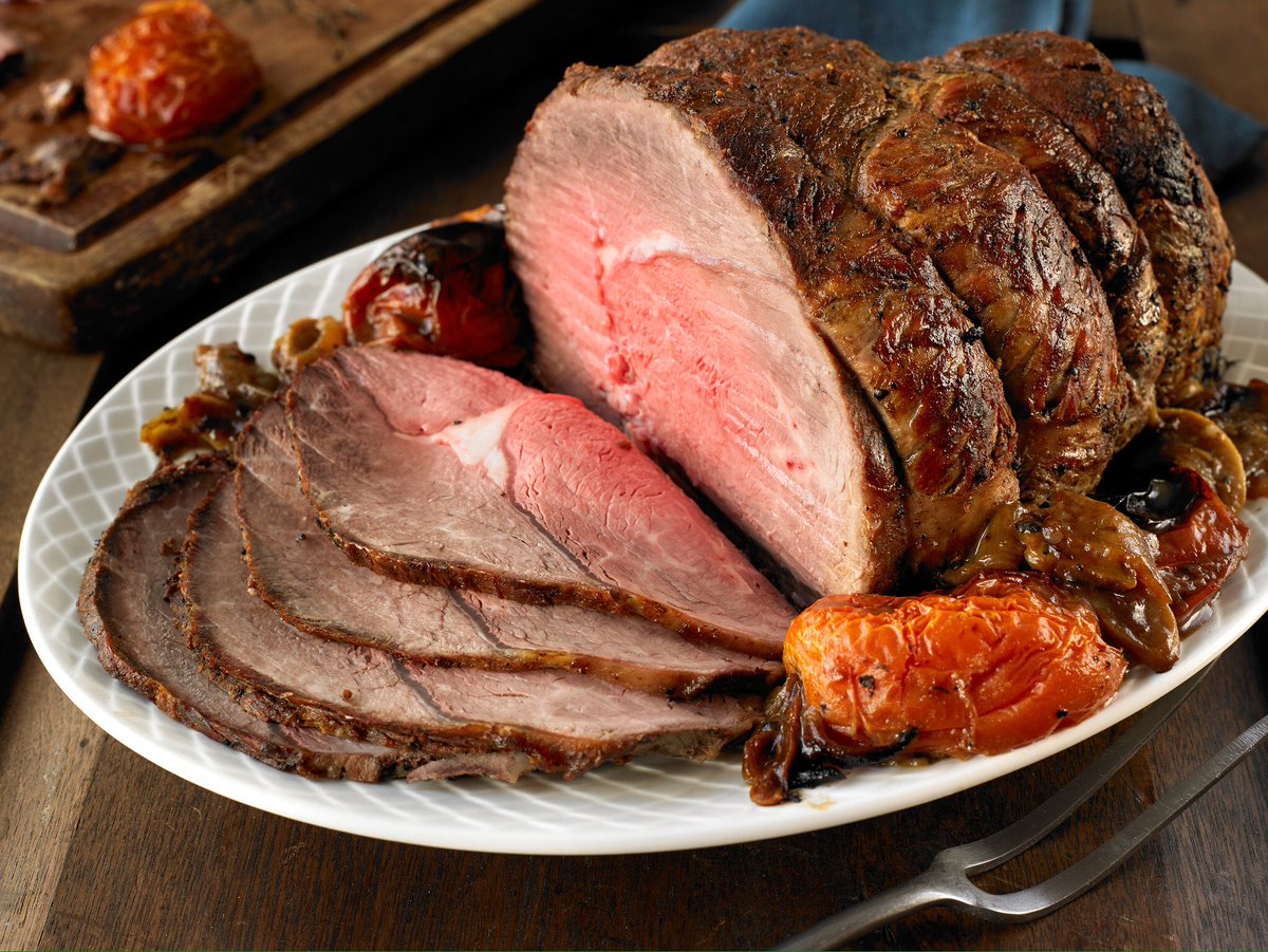 DailyRoasts1's tweet photo. Roast beef looking a little fat it needs to get a MOOoOve on #beefroasts https://t.co/jFTga1J4A5