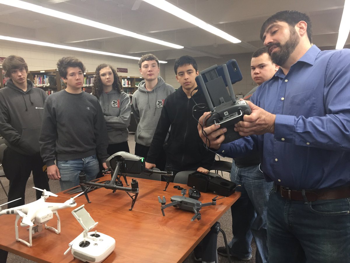 frese_nh's tweet photo. The. #Dronemaster in NE Iowa! @pitzfarms77 NH students engaged and attended. #ChickasawChallenge https://t.co/6OPL28IEci