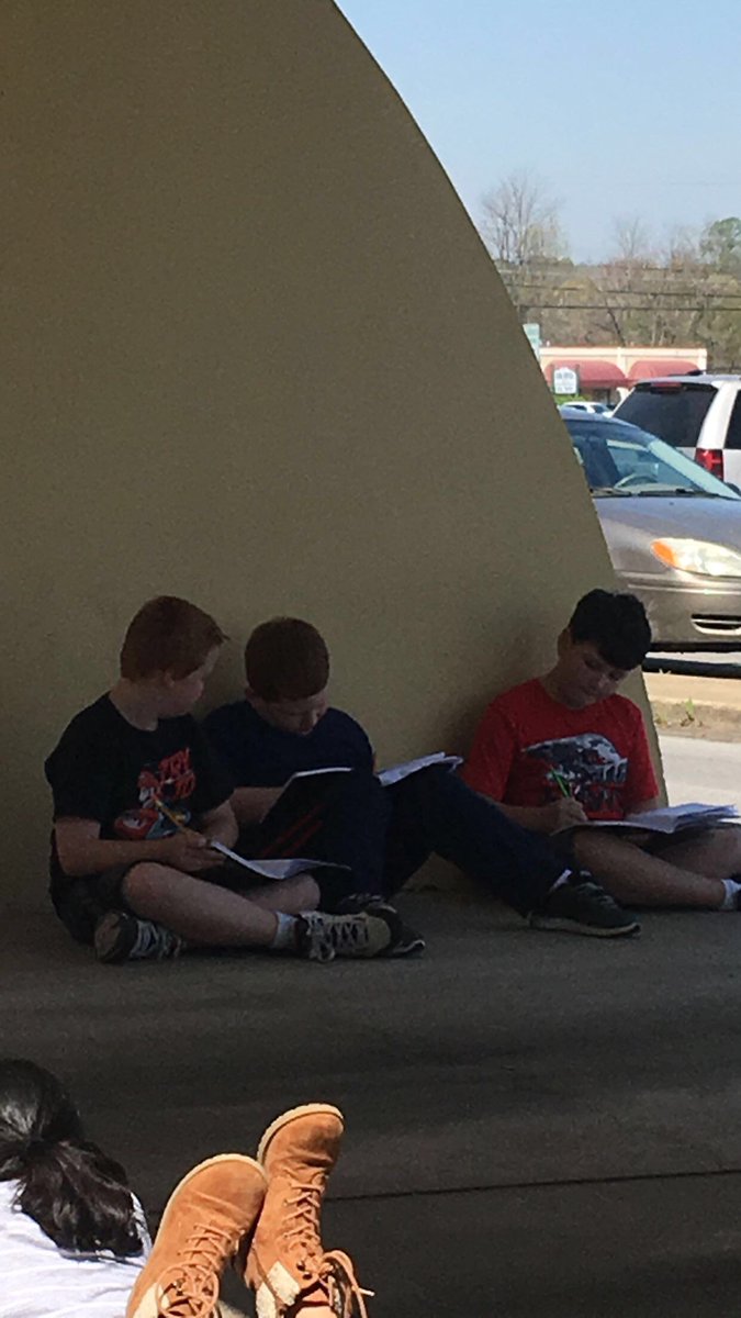 mer_redman's tweet photo. Making writing extra fun today by taking it outside in the sunshine! My little writers were so engaged! #tcapready #powtide @jesthirdgrade https://t.co/OKOF77AD6p