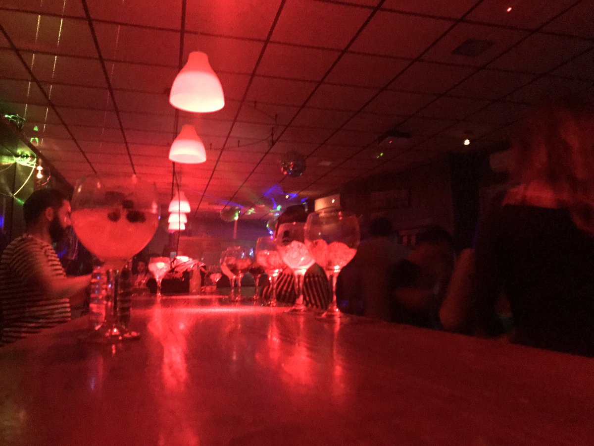TheTrebolcafe's tweet photo. Seguimos con la mejor fiesta de este Jueves Santo 🍀The Trebol 🍀cafe&amp;copas 🥂Musiquita buena de @S3rgioCervera 🔊 https://t.co/41M24L1lfv