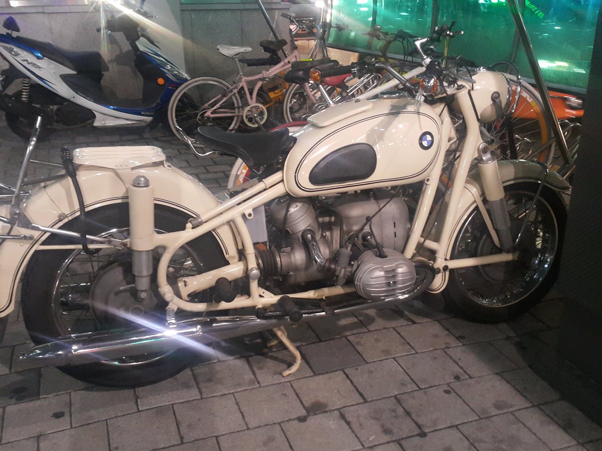 며칠전에 강남구청역 앞에서 본 1958~9년식 BMW 오토바이 😎