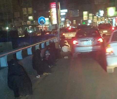 sananeah's tweet photo. الحوثيين يجبرون النساء على التسول بعد قطع الرواتب ونهب الأموال من البنوك .. #صنعاء كلها متسولين . وا عيباه 

#اليمن https://t.co/BQsaQ1B91s