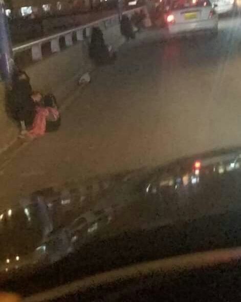sananeah's tweet photo. الحوثيين يجبرون النساء على التسول بعد قطع الرواتب ونهب الأموال من البنوك .. #صنعاء كلها متسولين . وا عيباه 

#اليمن https://t.co/BQsaQ1B91s