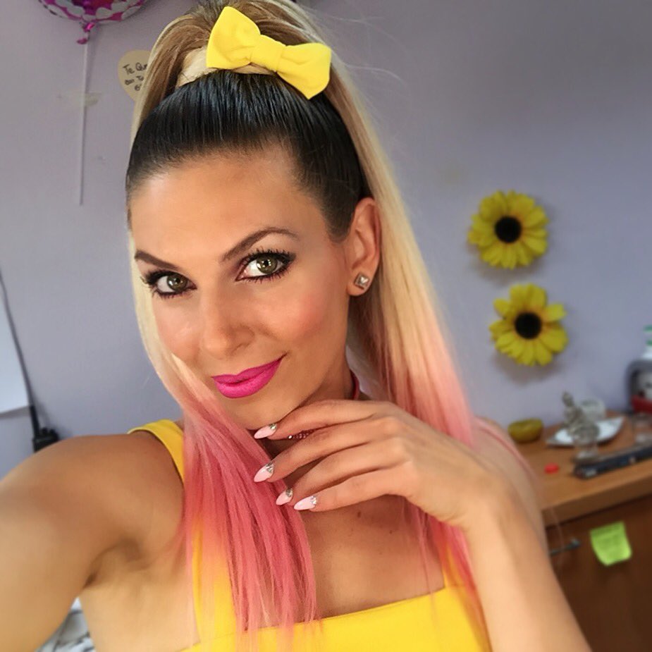 EugenialemosOK's tweet photo. #FiestaCandy en @DobleTentacionM ๐ก๐ญ๐ฌ que beso les gusta mรกs? #EugeLook #pinkhair #MaxiCortinas @jannysextension + #shoes by @Zaphirashoes https://t.co/IyQF5CwFXp