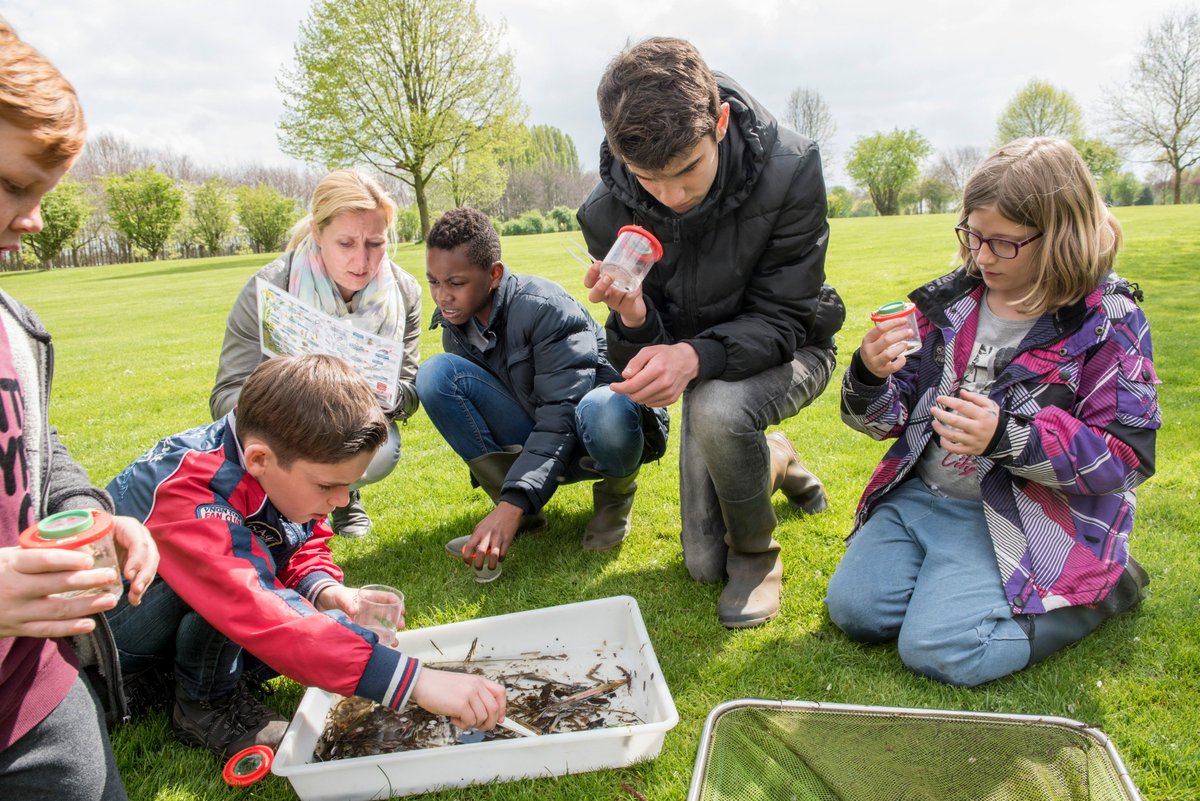 Leerlingen groep 6 BS Kameleon bij 1e gastles jeugdbestuurder <a href="/bos_hidde/">Hidde Bos</a>: "Groep 7 is naar museum geweest, maar dit was veel leuker." #trots