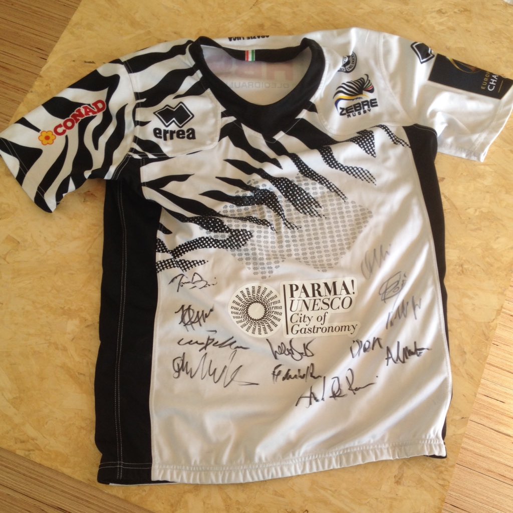 Maglia ufficiale <a href="/ZebreRugby/">Not Zebre Rugby</a> #Parma con gli autografi dei giocatori per portare la luce ai bambini #lanternegreen