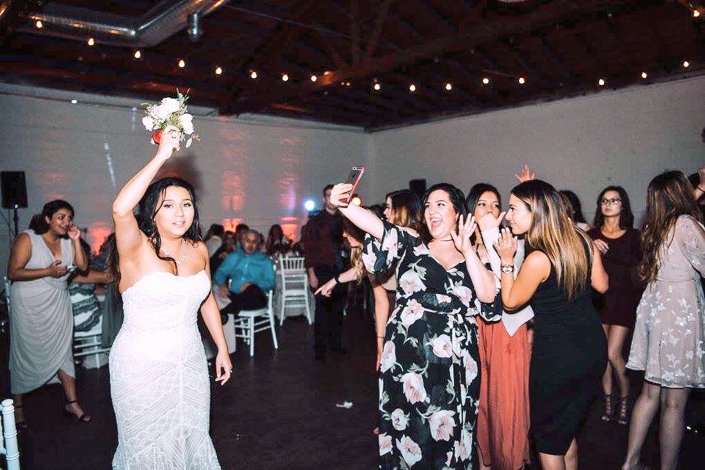 leeseofcourse's tweet photo. When you're single and need the bouquet 💐 #guessImnext 😂 https://t.co/Xnq3GBp9VZ