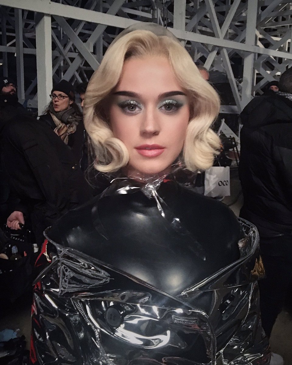 hungvanngo's tweet photo. #bts @katyperry #chainedtotherhythm music video ⭐️⚡️ ⚡️#tbt
👗 @bcompleted 💅🏻 @kimmiekyees 💇 @shonju 💄 @hungvanngo https://t.co/QYhhBo1wYq