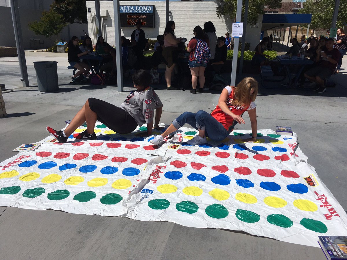 Thank you <a href="/RenaissanceAlhs/">ALHSRenaissance</a> for a fun week! Our teachers had so much fun strugglin' w this flashback game!💙😜