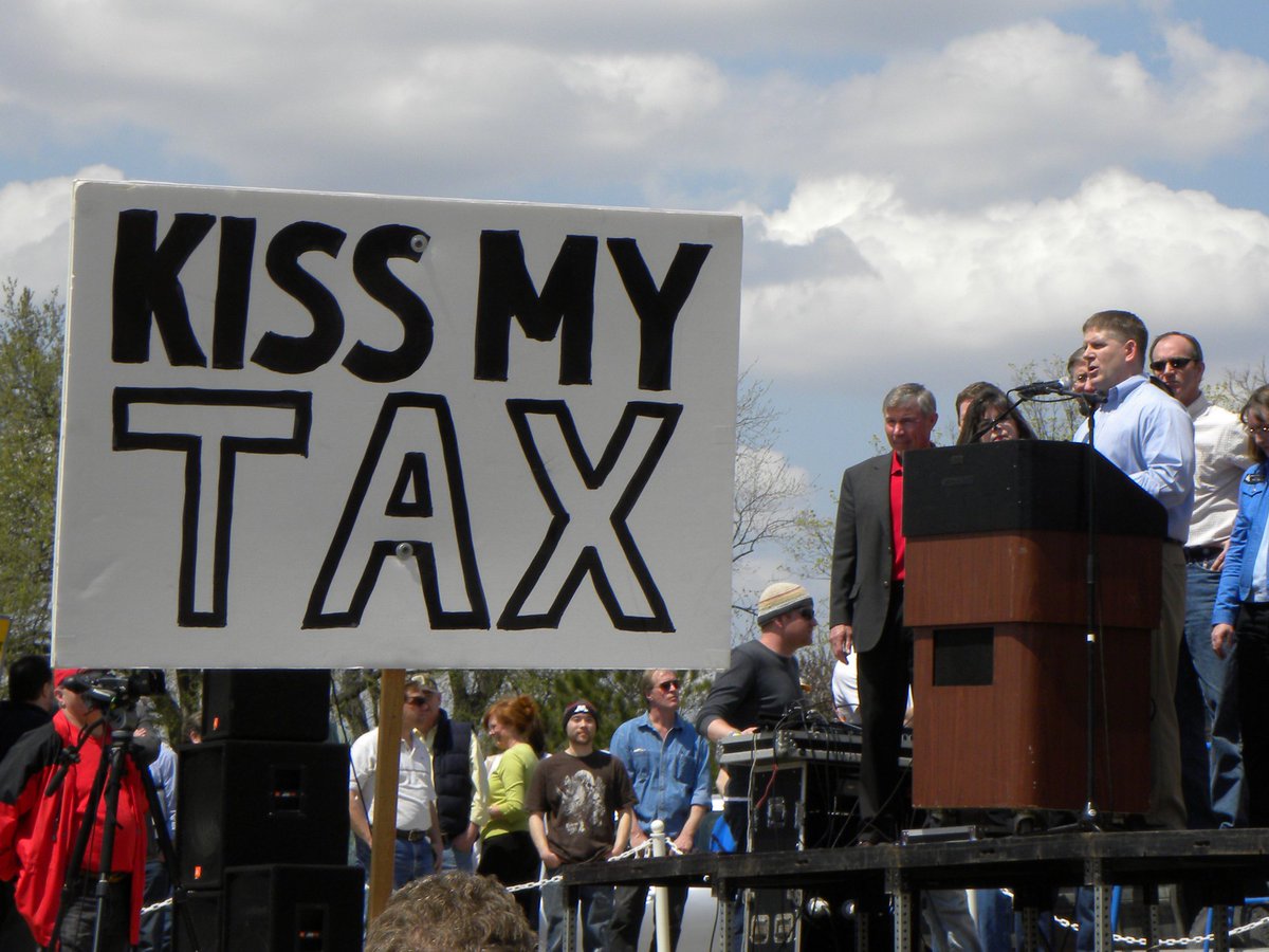 PNS_News's tweet photo. Nationwide protest on Tax Day finds enthusiastic participants in a small OR town. https://t.co/sUtZuEDA2H #TaxMarch https://t.co/TvSnEKWCDF