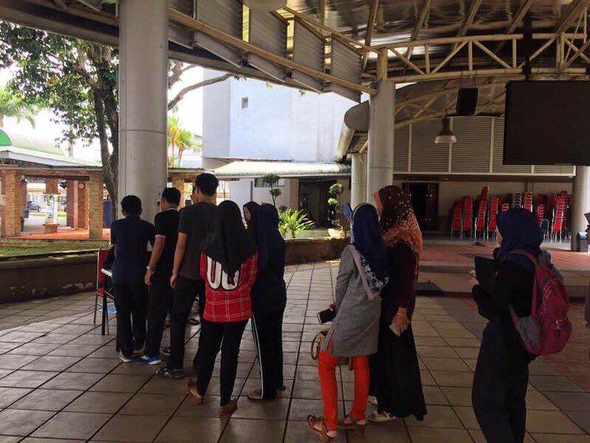uthmballoonrun's tweet photo. We are here at Dewan Terbuka (DTMI) for collection kits 🎈🎽🏅 https://t.co/fn8yPmbvlx