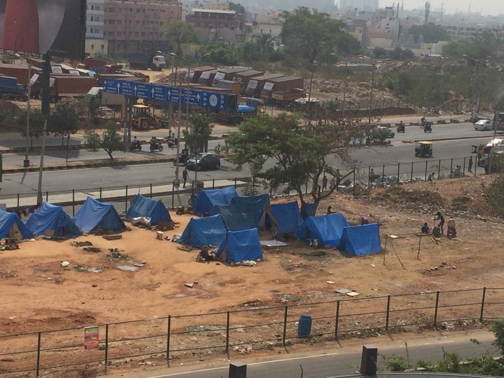 BNPuraWatch's tweet photo. @BBMPCOMM1 @Bangaloremirror @BBMP_MAYOR r these apprd slums in a 2b lake park ? ORR wrd 81 https://t.co/3rqOzMdVUI