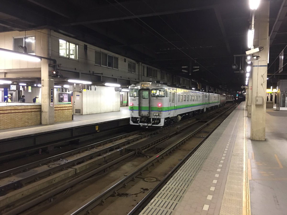 Ryo 瀬和璃羽 琴葉ドライブ Sur Twitter 昨日の21時半頃 滝川までしか来ないキハ54がキハ40と札駅入線中 写メった直後に苗穂方面へ ドア開けて客扱いしてたみたいで謎 知らないだけで運用増えた 小樽 キハ40 1818 キハ40 825 キハ54 苗穂 Jr北海道
