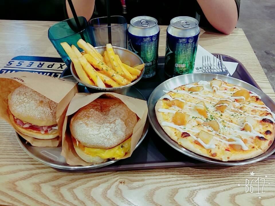 yakoreacom's tweet photo. #Delicious #buns and #pizzas at #theflyingbowl in #yeouido ~
I really recommend this place <3 #sofull https://t.co/rKNgqBB7BR