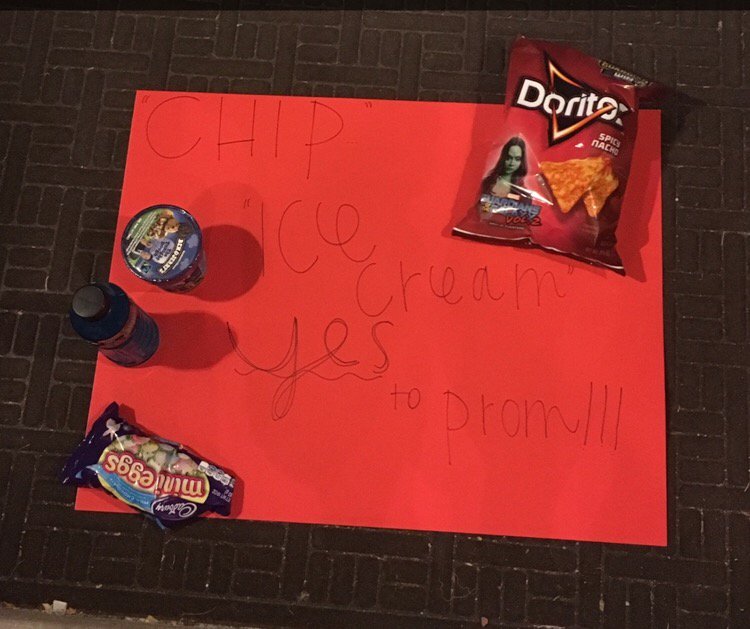 Chase_pott's tweet photo. Prom with @margaretbr0wn 😍 https://t.co/ddpEY1JcAr