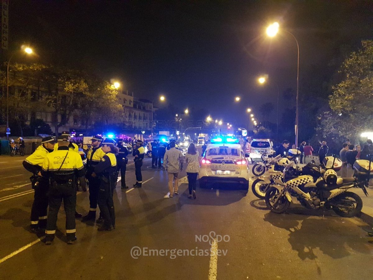 EmergenciasSev's tweet photo. 🔴 COLABORACIÓN​ CIUDADANA
Si tienes fotos, vídeos o info de interés #Madrugada #SSantaSevilla17 
📲092 📲091
+ Info https://t.co/DMurcs7521 https://t.co/cJhsQCQnz2