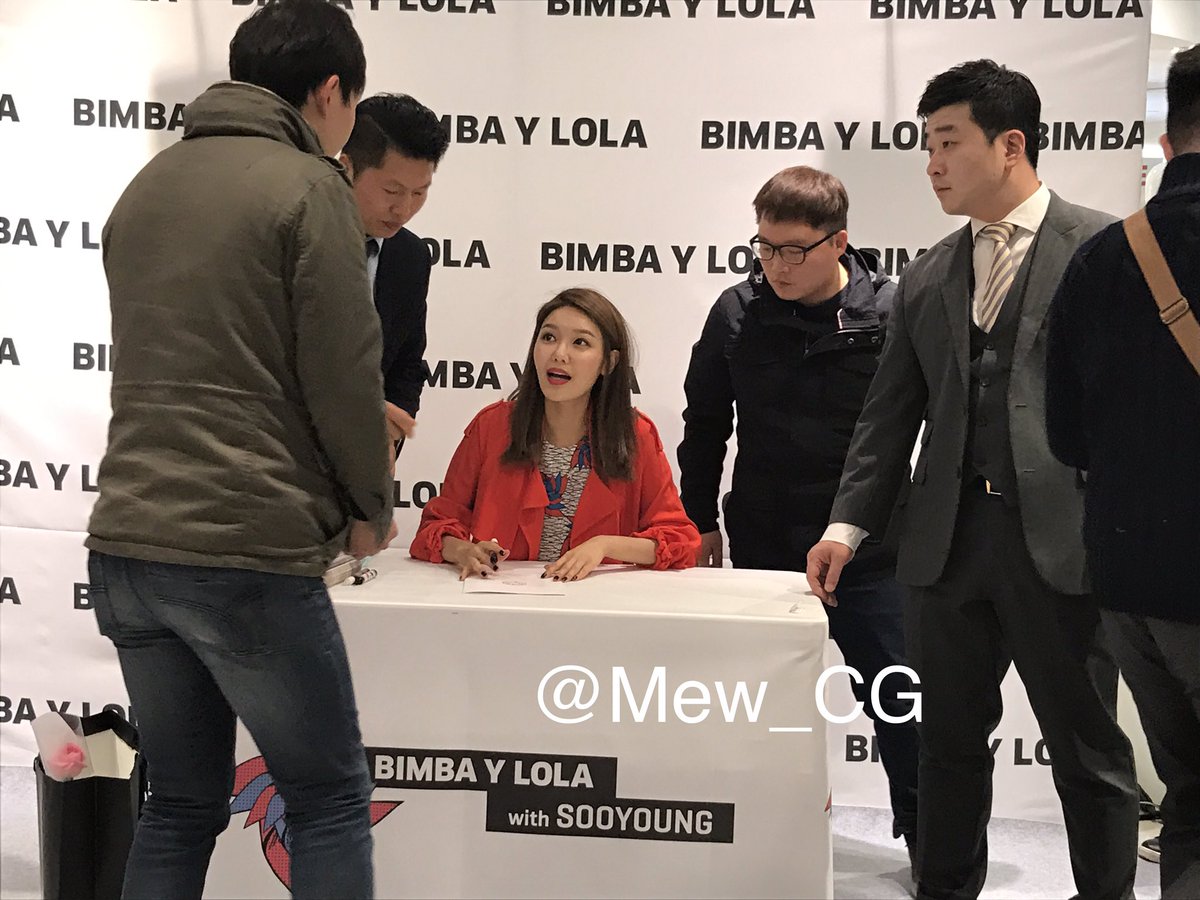 [PIC][14-04-2017]SooYoung tham dự buổi Fansign thứ 2 cho thương hiệu "BIMBA Y LOLA" vào trưa nay C9WV5ugUQAAMpi_