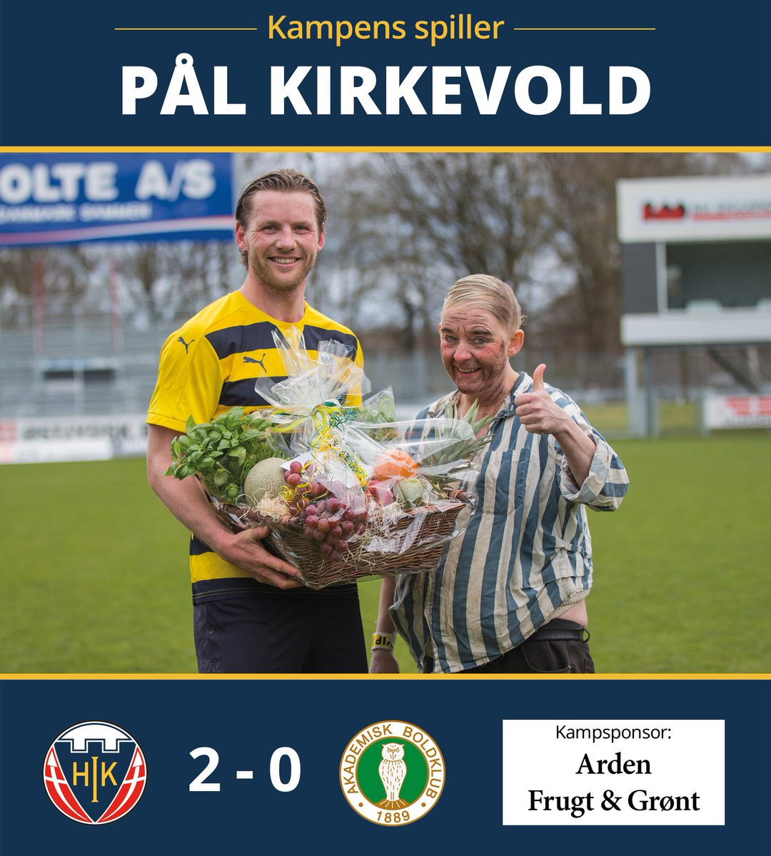 hikfodbold's tweet photo. Pål Kirkevold blev kåret til kampens spiller mod AB i går. Her overrækkes en frugtkurv fra kampsponsor Arden Frugt & Grønt #HOBAB #HobroIK https://t.co/XJL1ggOs7b
