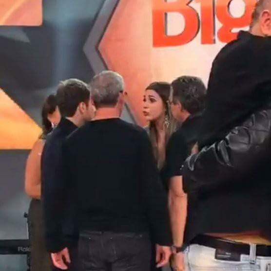 keityMenezes30's tweet photo. Qual foi o argumento do Boninho pra vivian fazer essa cara...
Um bando de hipócritas.
#RedeBbb17 https://t.co/ntLchWPQl0