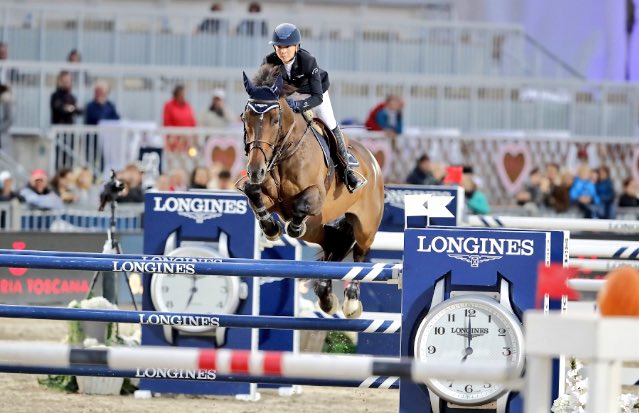 studforlife_fr's tweet photo. #LGCTMiamiBeach | L'ambassadrice LONGINES a frappé fort ! 

@janerichardphil s'offre la vitesse 1.55m 🇨🇭🥇

➡️ https://t.co/G0rrRRuEFZ https://t.co/xhdUNrDAiC