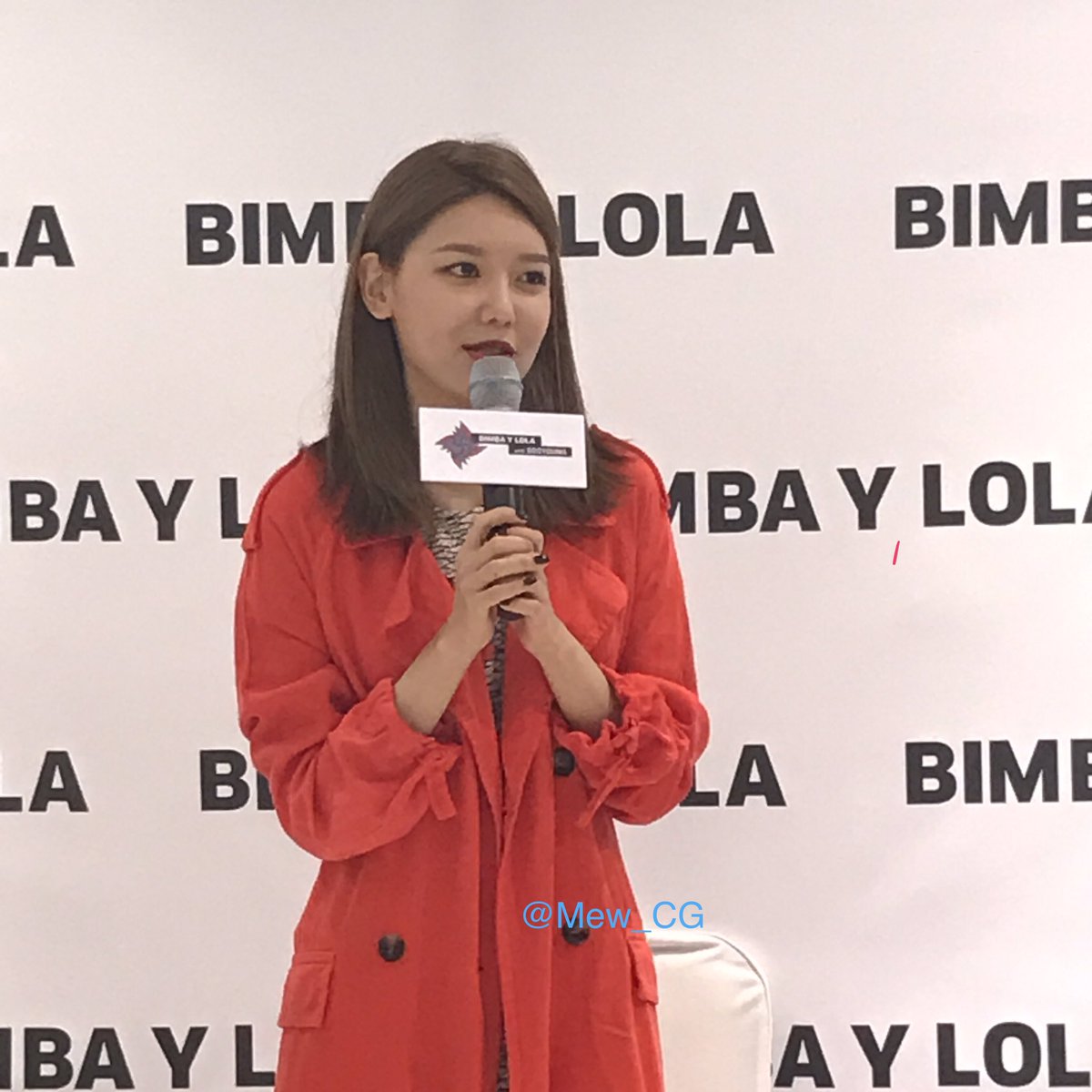 [PIC][14-04-2017]SooYoung tham dự buổi Fansign thứ 2 cho thương hiệu "BIMBA Y LOLA" vào trưa nay C9Wg0d4VYAE7at3