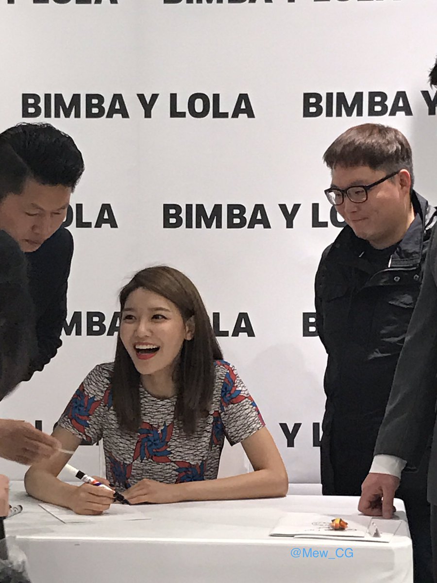 [PIC][14-04-2017]SooYoung tham dự buổi Fansign thứ 2 cho thương hiệu "BIMBA Y LOLA" vào trưa nay C9Wg0dlV0AAF5uA