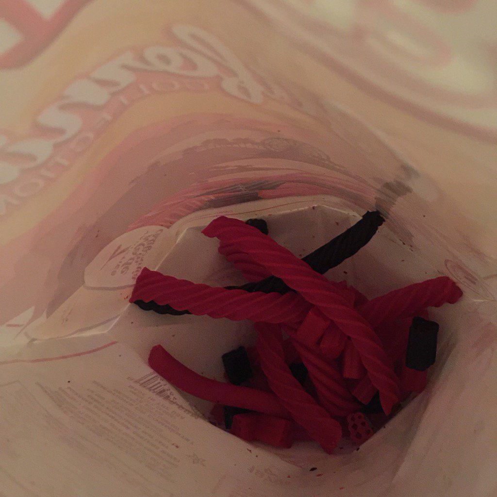 sxbond's tweet image. Let's not name names @pjbond but there's no truth in advertising #7varieties #18servings #almostempty #thehighroad