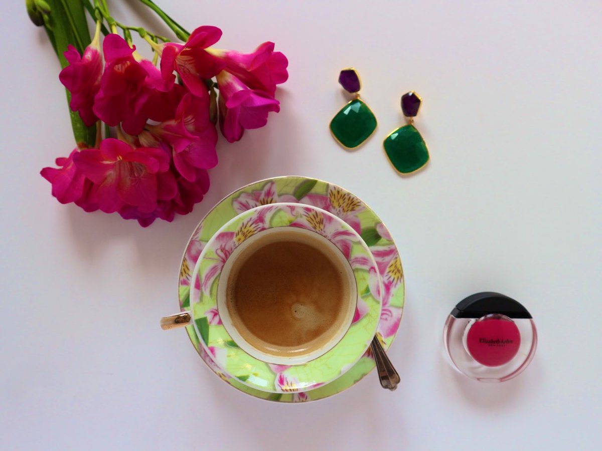 Non c'è un modo migliore che cominciare il #venerdi con #caffe #fiori #rossetto tirabaci di @ArdenItaly #ardenlove 😉