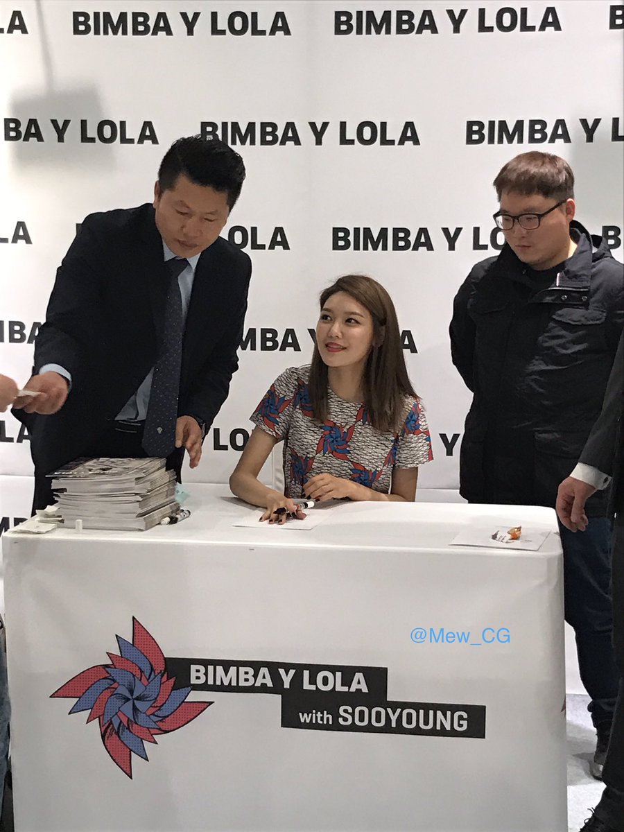 [PIC][14-04-2017]SooYoung tham dự buổi Fansign thứ 2 cho thương hiệu "BIMBA Y LOLA" vào trưa nay C9WitdjVYAYKVb-