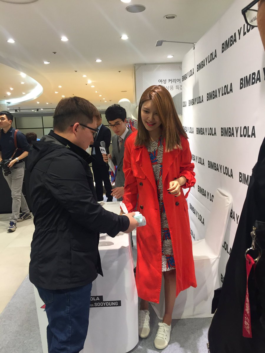 [PIC][14-04-2017]SooYoung tham dự buổi Fansign thứ 2 cho thương hiệu "BIMBA Y LOLA" vào trưa nay C9WlhgdUAAMiTPI