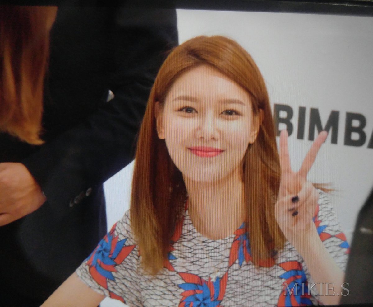 [PIC][14-04-2017]SooYoung tham dự buổi Fansign thứ 2 cho thương hiệu "BIMBA Y LOLA" vào trưa nay C9WmZ2sVYAAkpu8