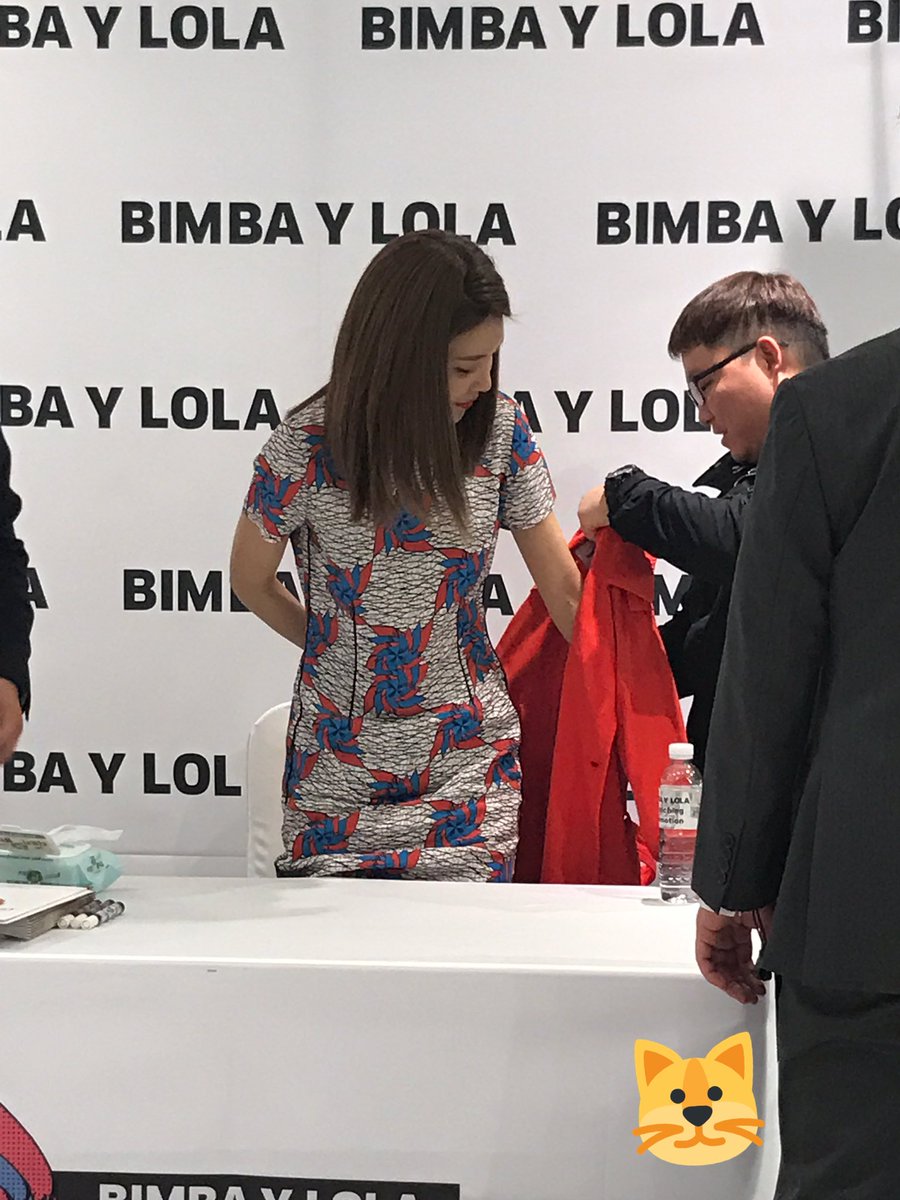 [PIC][14-04-2017]SooYoung tham dự buổi Fansign thứ 2 cho thương hiệu "BIMBA Y LOLA" vào trưa nay C9WmfhZUwAINf08
