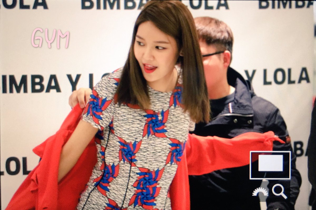 [PIC][14-04-2017]SooYoung tham dự buổi Fansign thứ 2 cho thương hiệu "BIMBA Y LOLA" vào trưa nay C9Wmqc-UQAASUb1