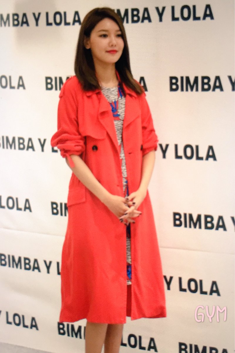 [PIC][14-04-2017]SooYoung tham dự buổi Fansign thứ 2 cho thương hiệu "BIMBA Y LOLA" vào trưa nay C9Wmqc9VoAESB7O