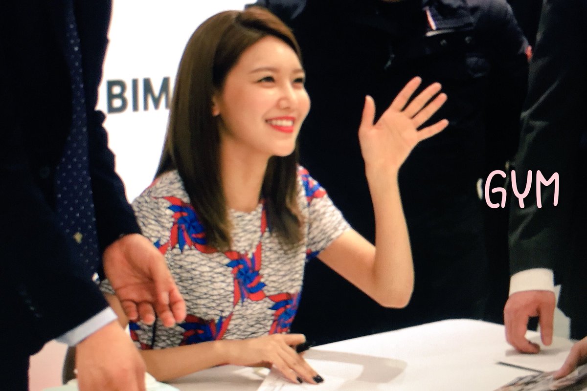 [PIC][14-04-2017]SooYoung tham dự buổi Fansign thứ 2 cho thương hiệu "BIMBA Y LOLA" vào trưa nay C9WoBRxUMAAQ8j4